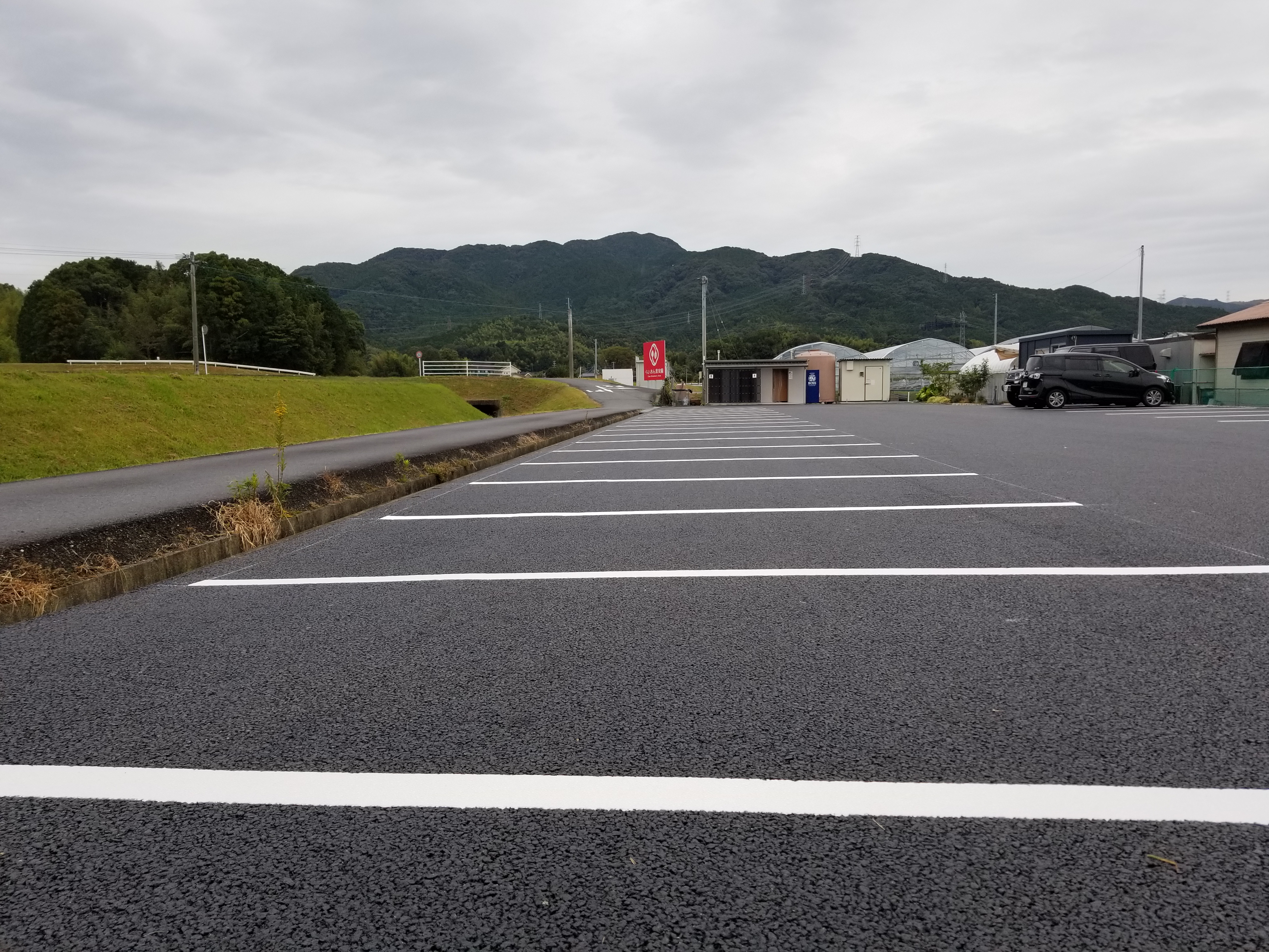 第一駐車場アスファルトになりました あまおうもあるよ 福岡県のイチゴ狩り らいおん果実園